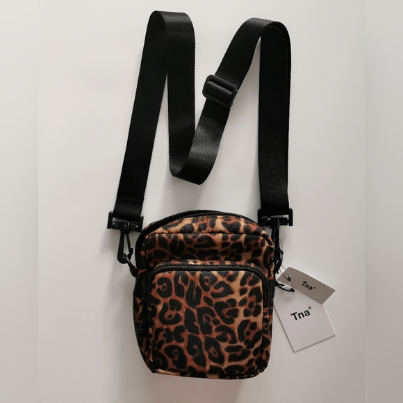 Aritzia Handbags - Aritzia TNA Zoet In Warm Leopard Small Crossbody Purse Camera Bag
